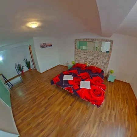 Csikos Apartment *